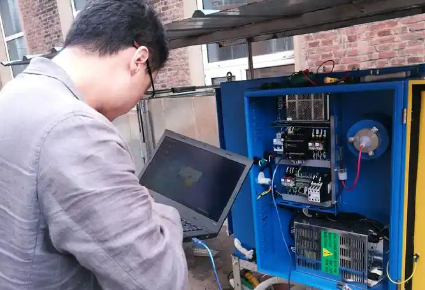 鄭州樸華科技技術人員調試在線監測設備